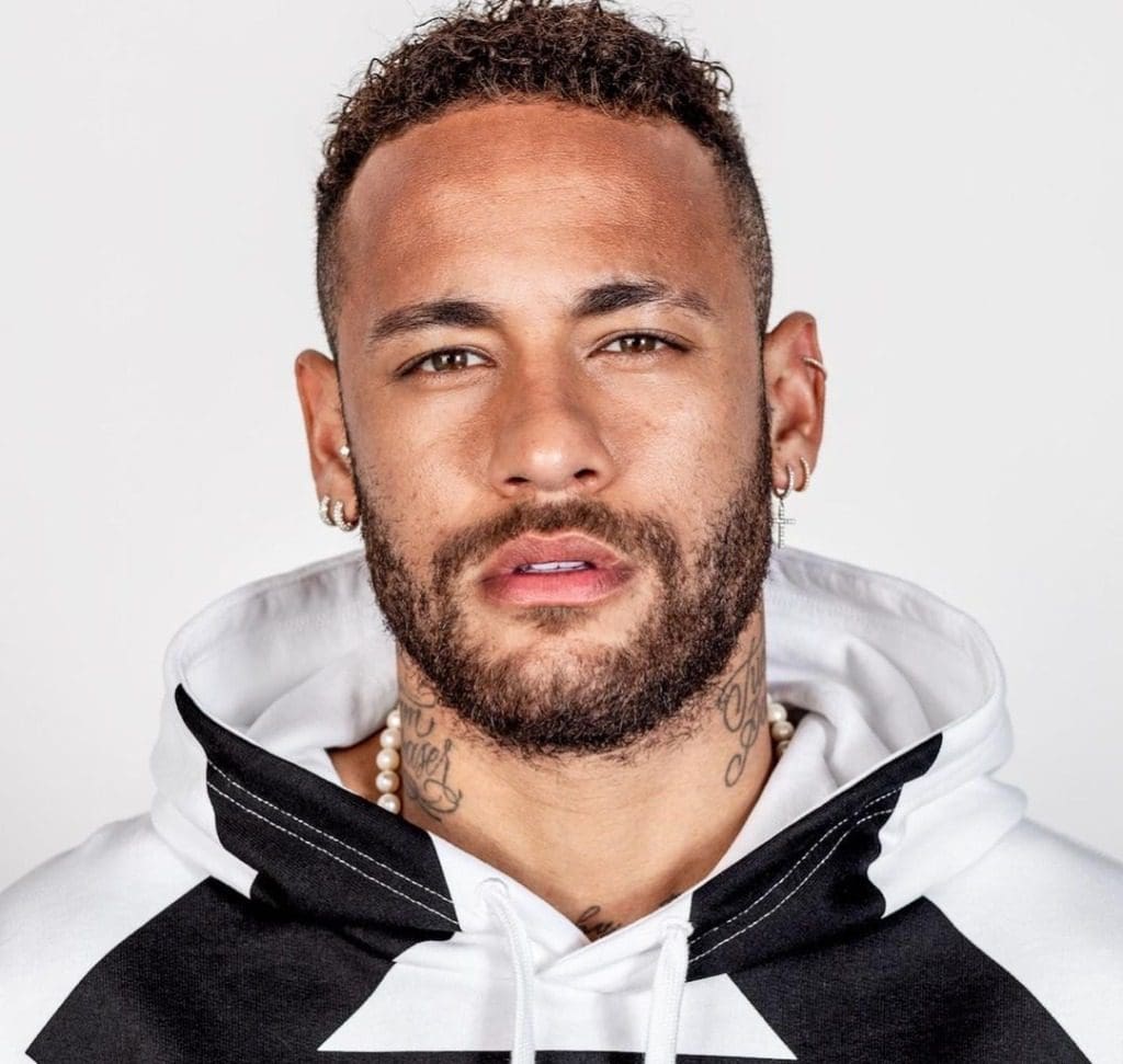 Neymar foi avisado pelo Paris Saint-Germain de que não está nos planos do clube francês, segundo o jornal El País.