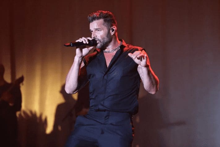 Ricky Martin sobe ao palco pela 1ª vez após acusação de violência doméstica