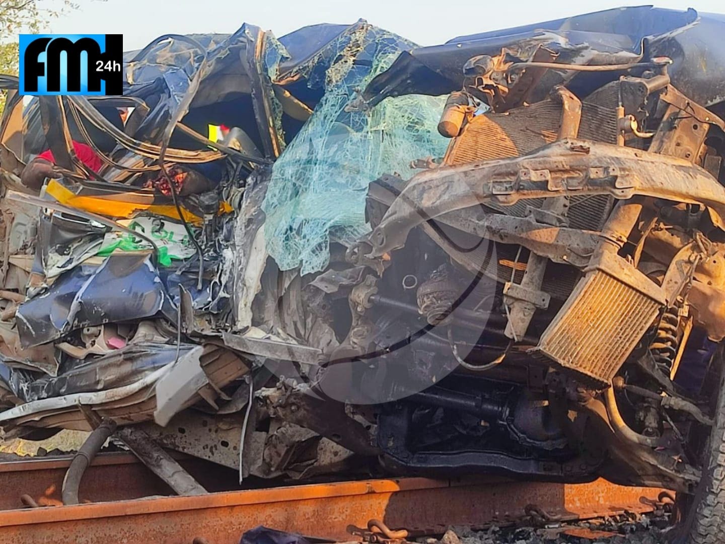 A viatura foi arrastada por uma locomotiva da mineradora Vulcan na passagem de nível de Cateme no distrito de Moatize, província de Tete.