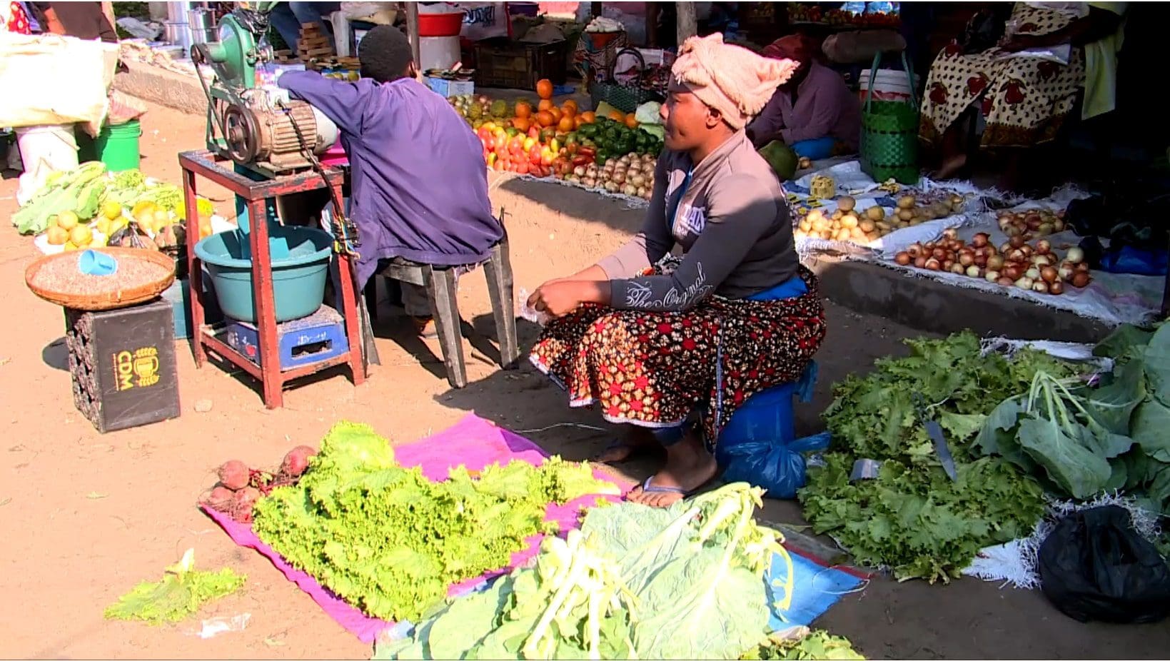 Vendedores informais abandonam bermas da EN1 em Bobole Vendedores informais abandonam bermas da EN1 em Bobole
