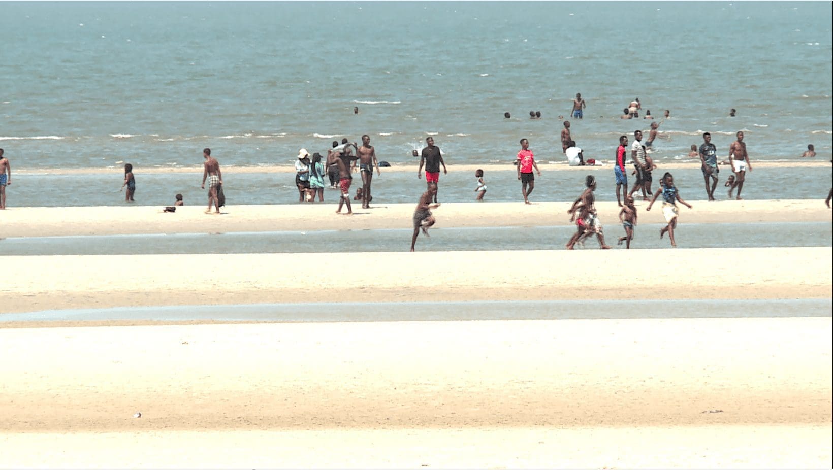 Temperaturas altas arrastam munícipes para a praia da costa do sol