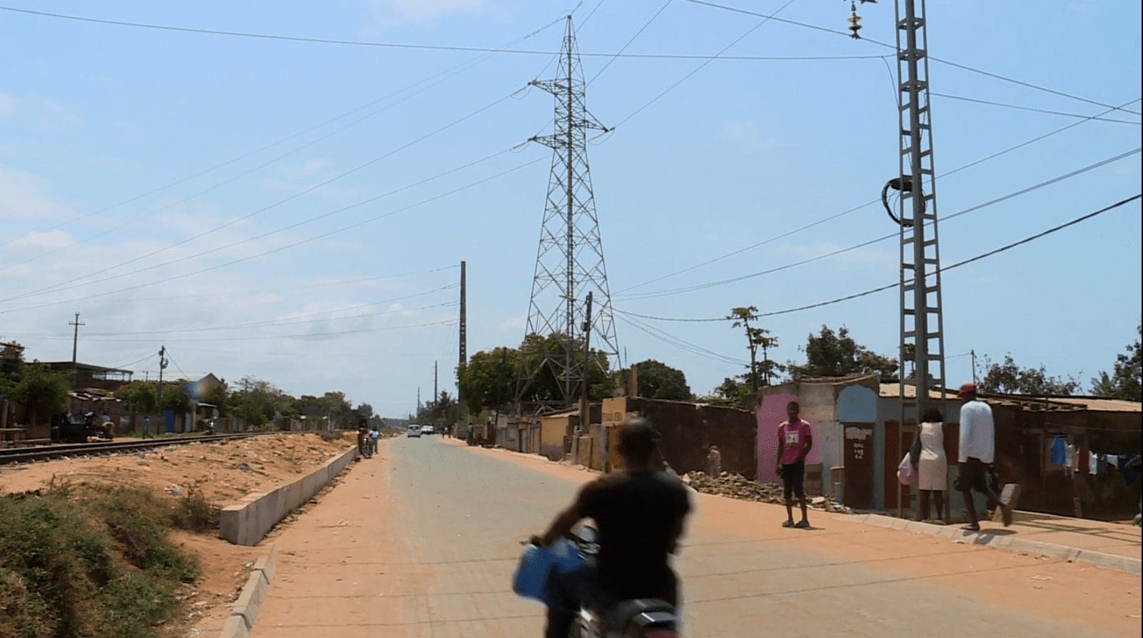 Linha de alta tensão periga vidas humanas no bairro Ferroviário Linha de alta tensão periga vidas humanas no bairro Ferroviário
