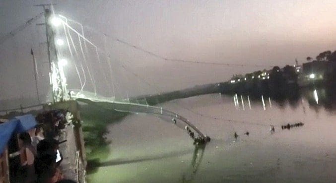 Ponte suspensa desaba na Índia e mata ao menos 60 pessoas