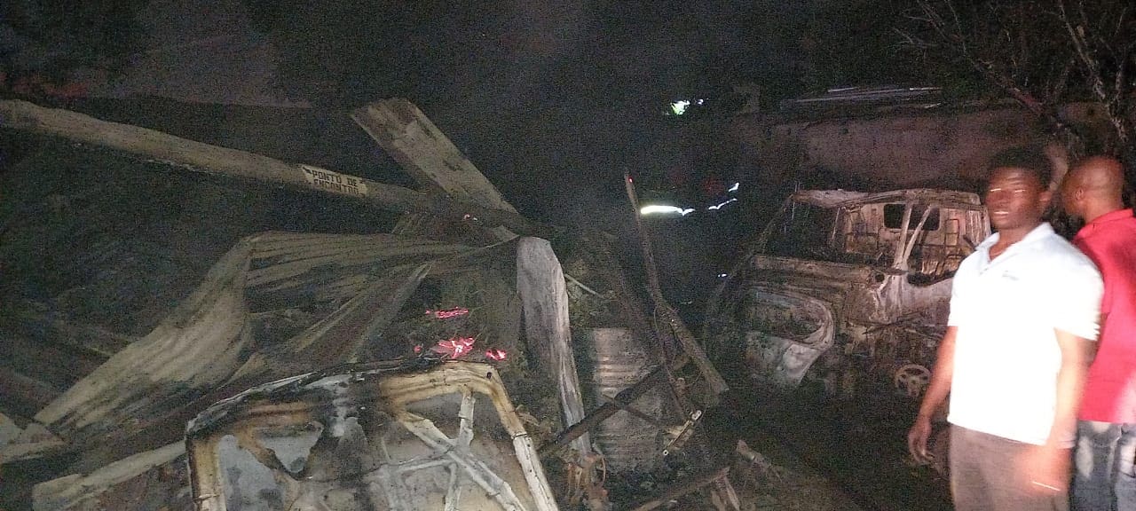 Queimada de lixo provoca incêndio em estabelecimento comercial na Matola