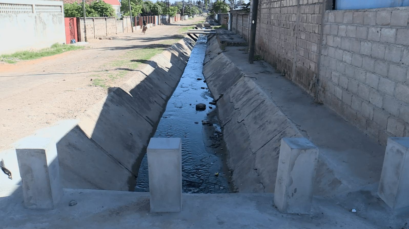 Sistema de drenagem construído na Rua de São Pedro resolve problemas de alagamentos