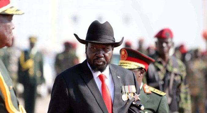 Sudão do Sul: Jornalistas são presos após vídeo mostrar o presidente urinando em público durante cerimónia oficial