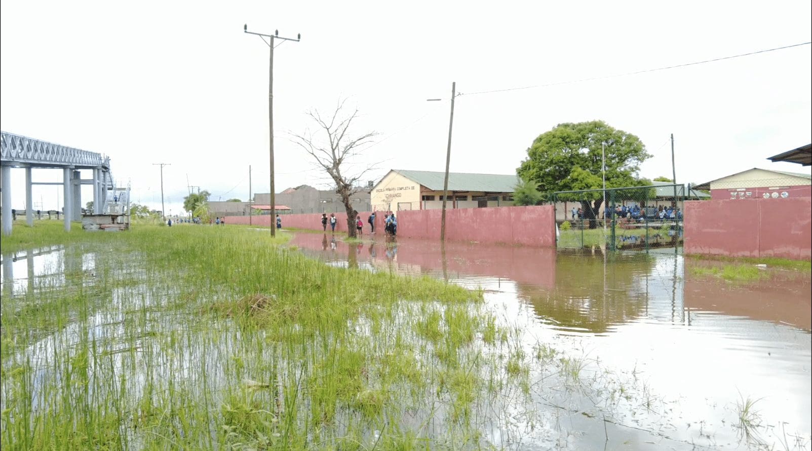 Inundações em Maputo deixam casas inundadas, vias intransitáveis, árvores derrubadas e charcos