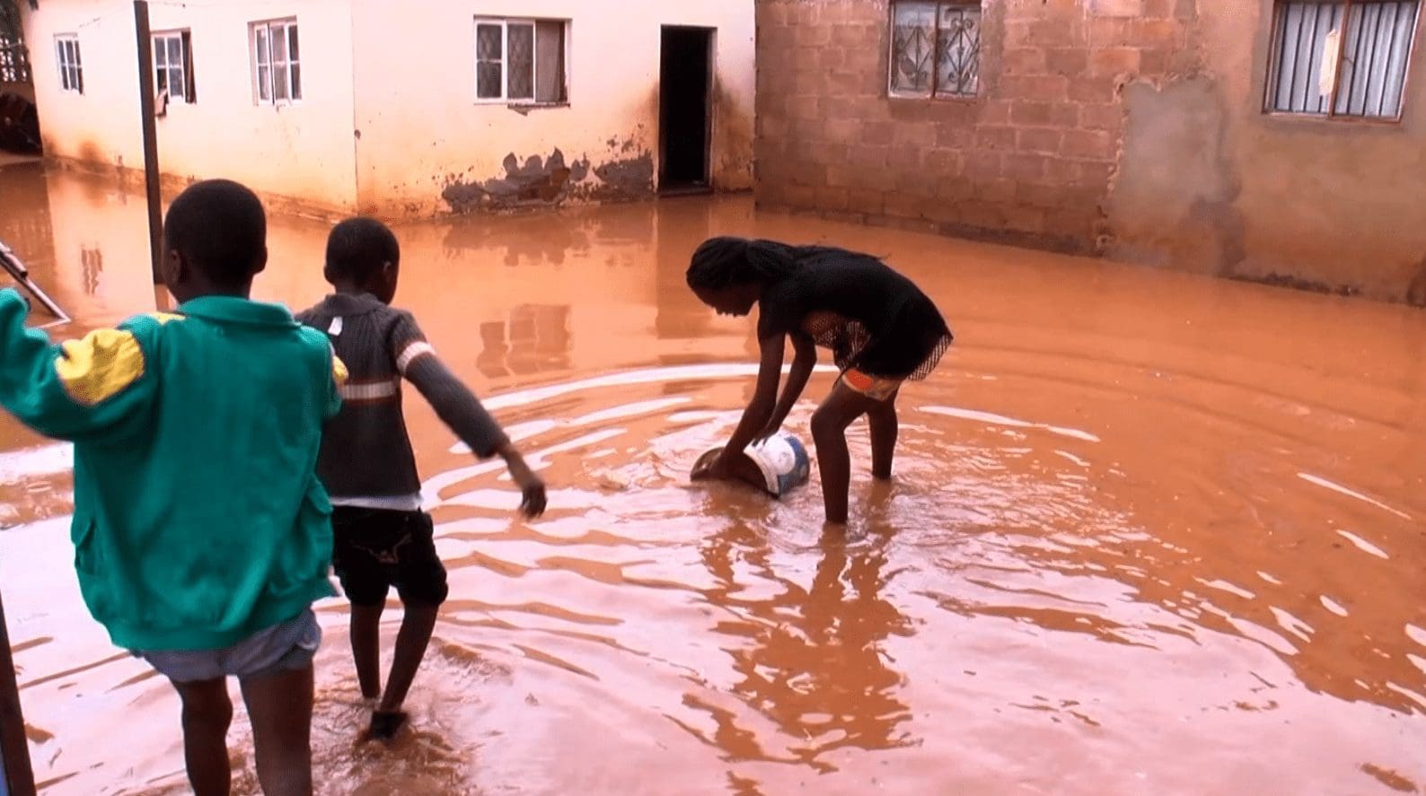 Moradores do bairro Costa do Sol preocupados com a chuva