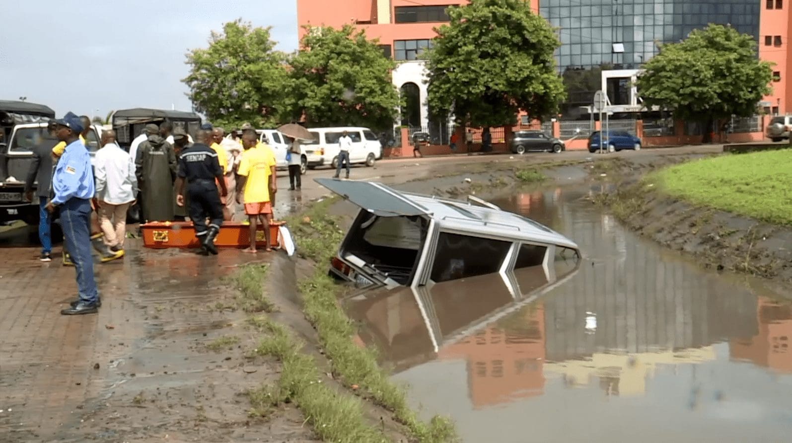 viatura-funebre-despista-na-praca-16-de-junho-maputo Viatura fúnebre despista na praça 16 de Junho