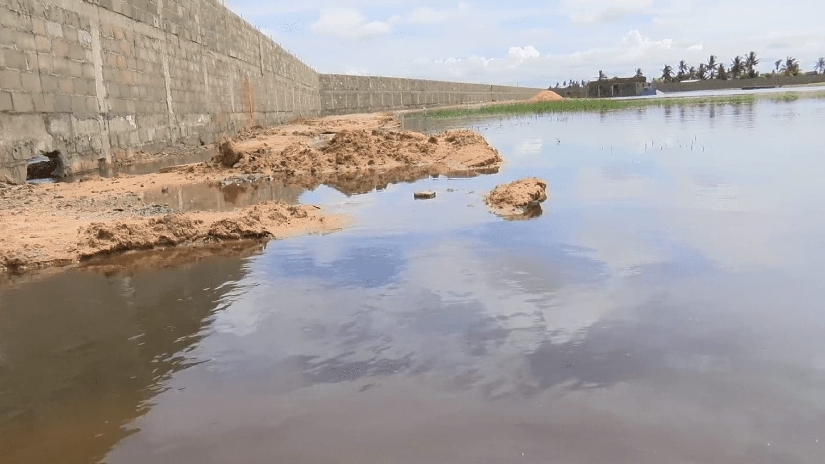 Destruída parte do muro de agente económico para escoar águas na Beira