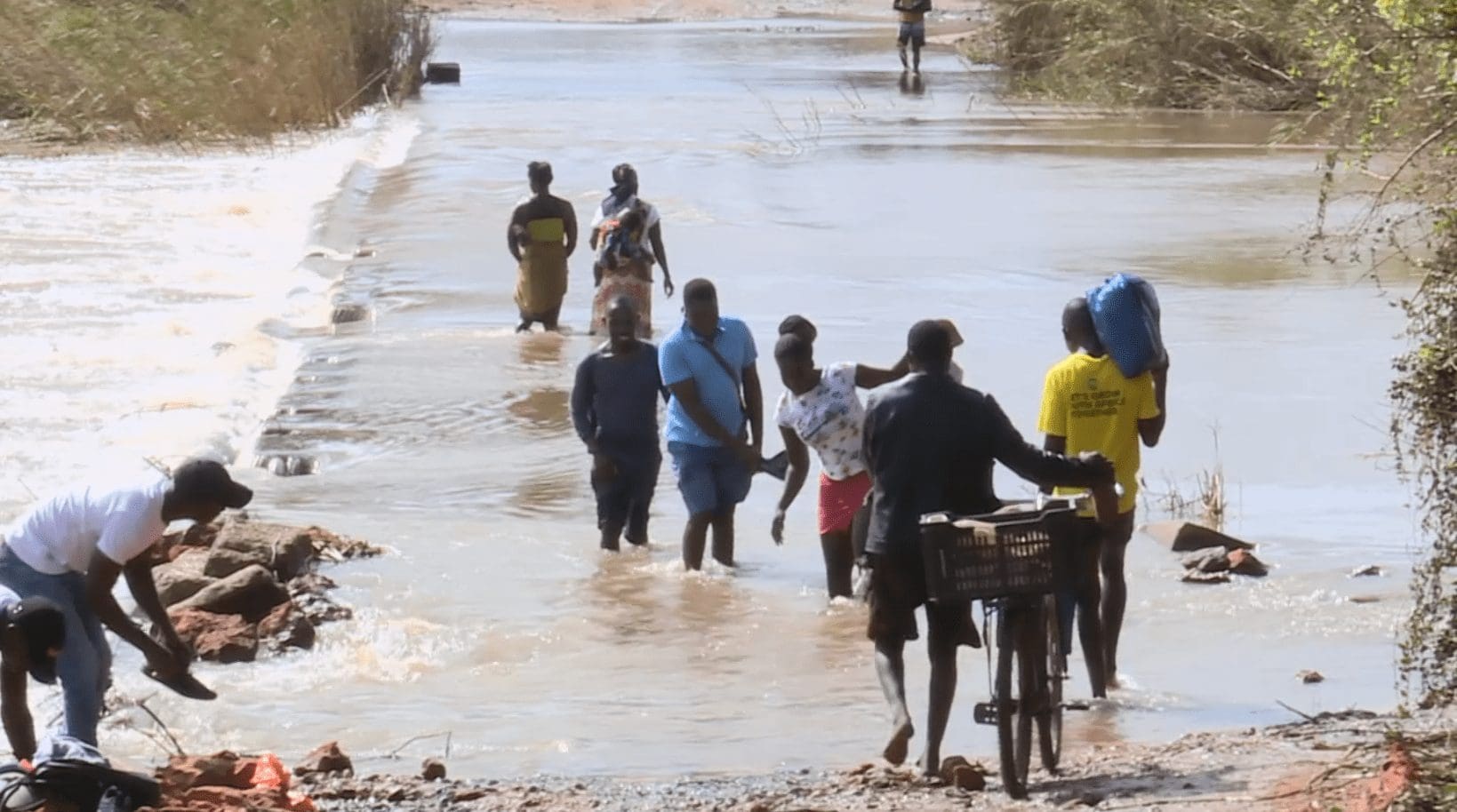 Moradores arriscam-se ao atravessar o rio a pé em Boane