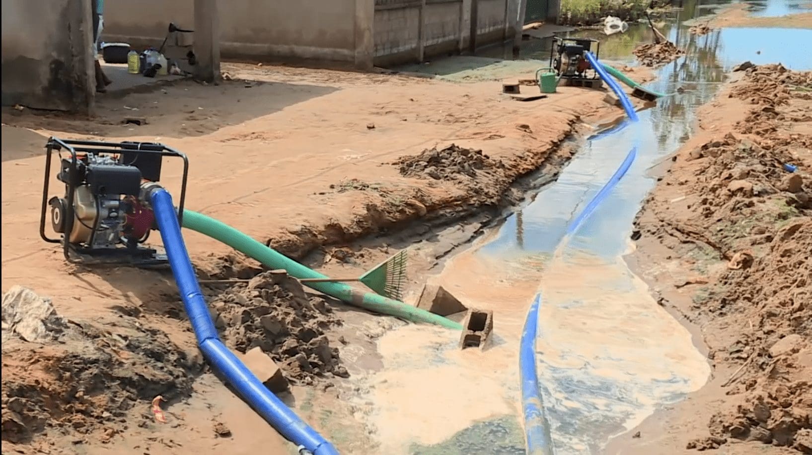 Moradores de albazine investem em bombas para sucção das águas provocadas pelas chuvas