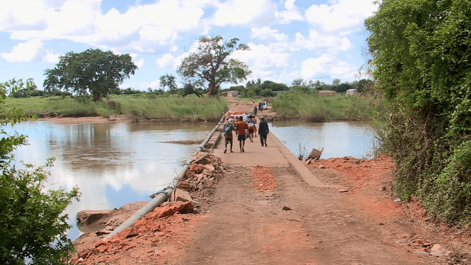 Redução das águas viabiliza travessia em Mazambanine apesar do medo