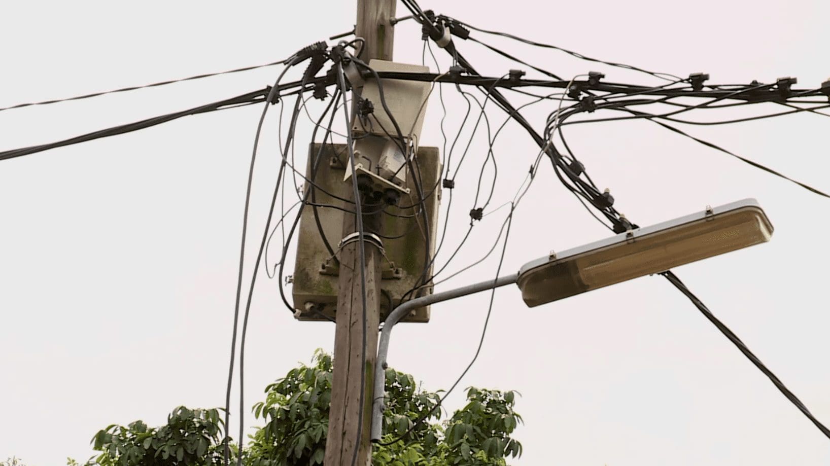 Roubo de cabos eléctricos deixa quarteirões às escuras