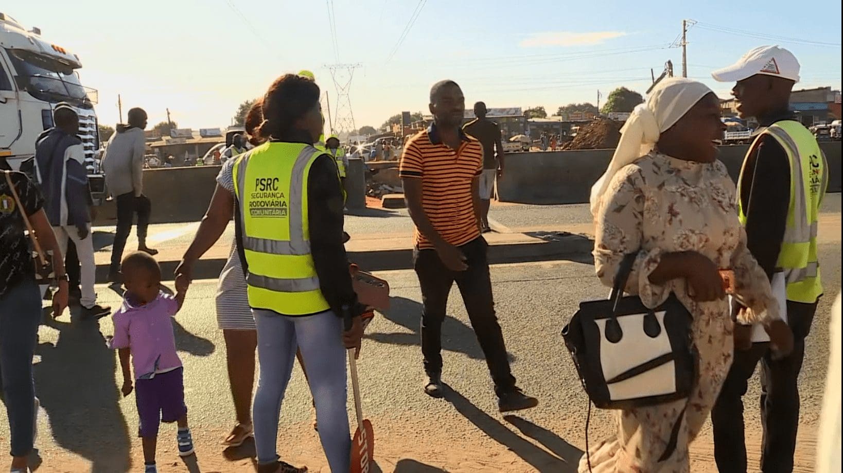 Polícias e Activistas orientam peões no cruzamento de Malhampsene