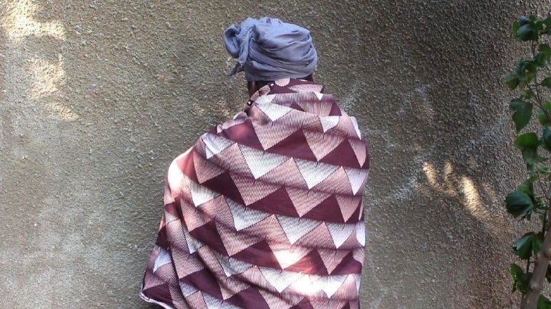 Jovem de 24 anos detida pela polícia acusada de asfixiar enteada no distrito de Limpopo