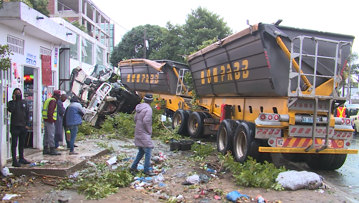 motorista-de-camiao-morre-em-embate-violento-na-en4 Motorista de camião morre em embate violento na EN4