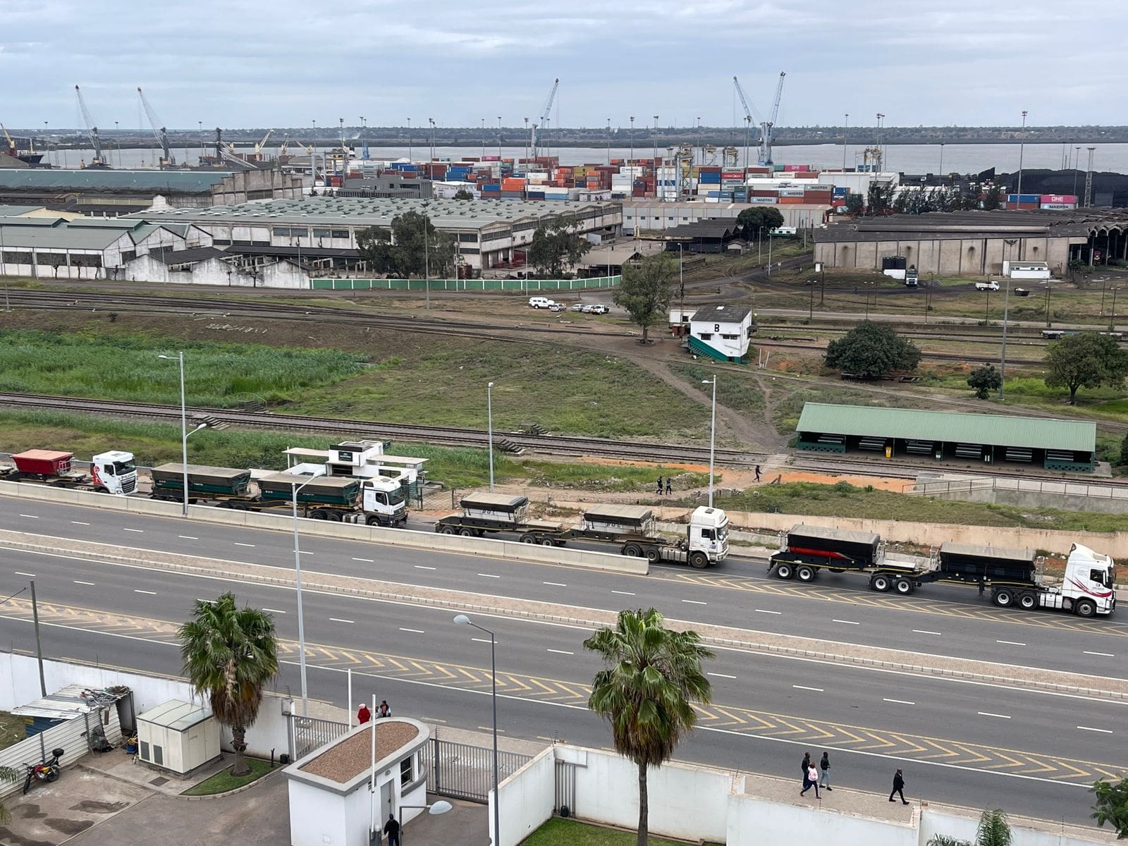Camiões de minérios continuam a causar engarrafamentos na EN4, Maputo e Maputo Cidade