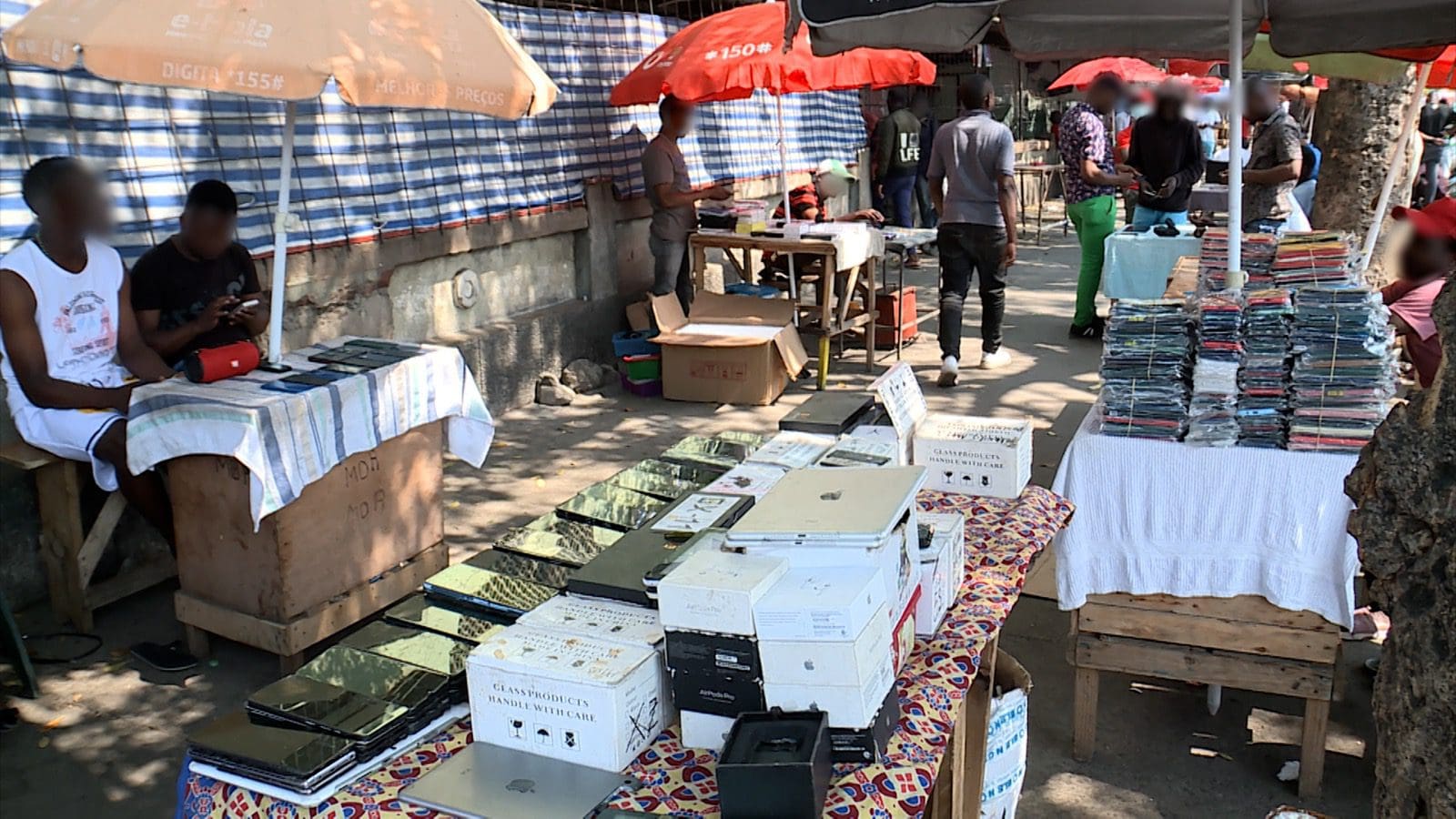 Comerciantes e "Nhonguistas" no mercado estrela acusam a polícia de perseguição