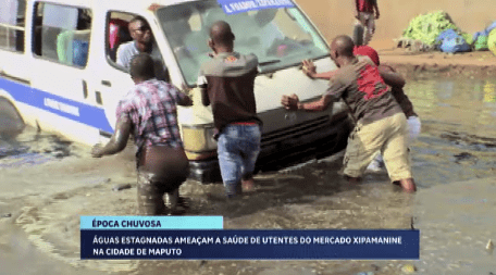 Águas estagnadas ameaçam a saúde de utentes do mercado Xipamanine na Cidade de Maputo