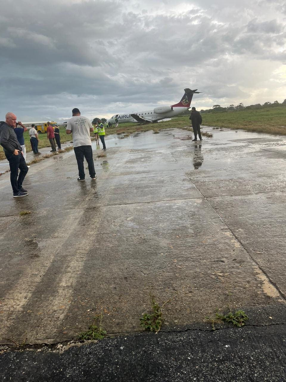 urgente-aviao-da-airlink-desliza-para-fora-da-pista-em-pemba