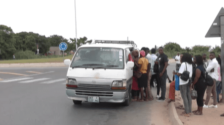 Escassez de transporte semi-colectivo abre oportunidade para os moto-taxistas no distrito de Katembe
