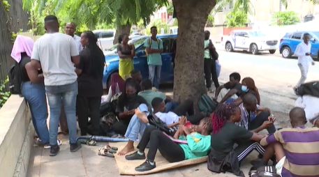 Estudantes aglomeram-se de fronte do Instituto de Bolsas exigindo viagem para Brasil