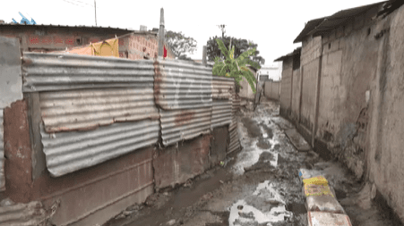 Moradores do bairro Chamanculo "B" queixam-se de obstrução do curso das águas pluviais após trabalhos na avenida do Trabalho