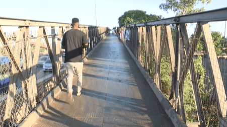 Degradação da ponte pedonal na zona da drenagem, bairro Luís Cabral, na cidade de Maputo coloca em risco a vida de utentes