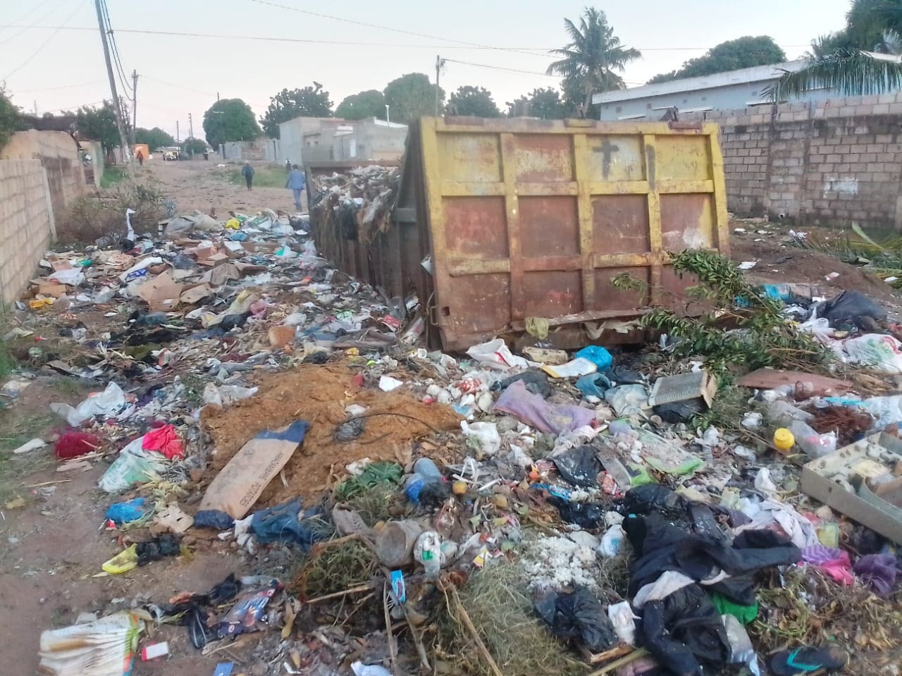 CRISE LIXO: Munícipes de Maputo exigem acção imediata das autoridades CRISE LIXO: Munícipes de Maputo exigem acção imediata das autoridades