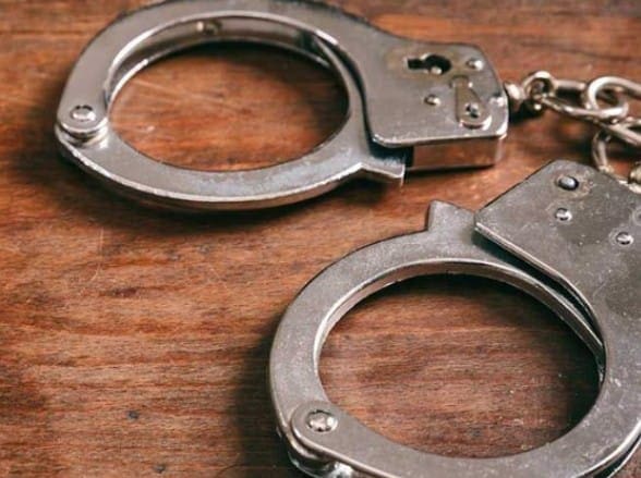 Babá de 28 anos de idade detida acusada de asfixiar uma criança de um ano