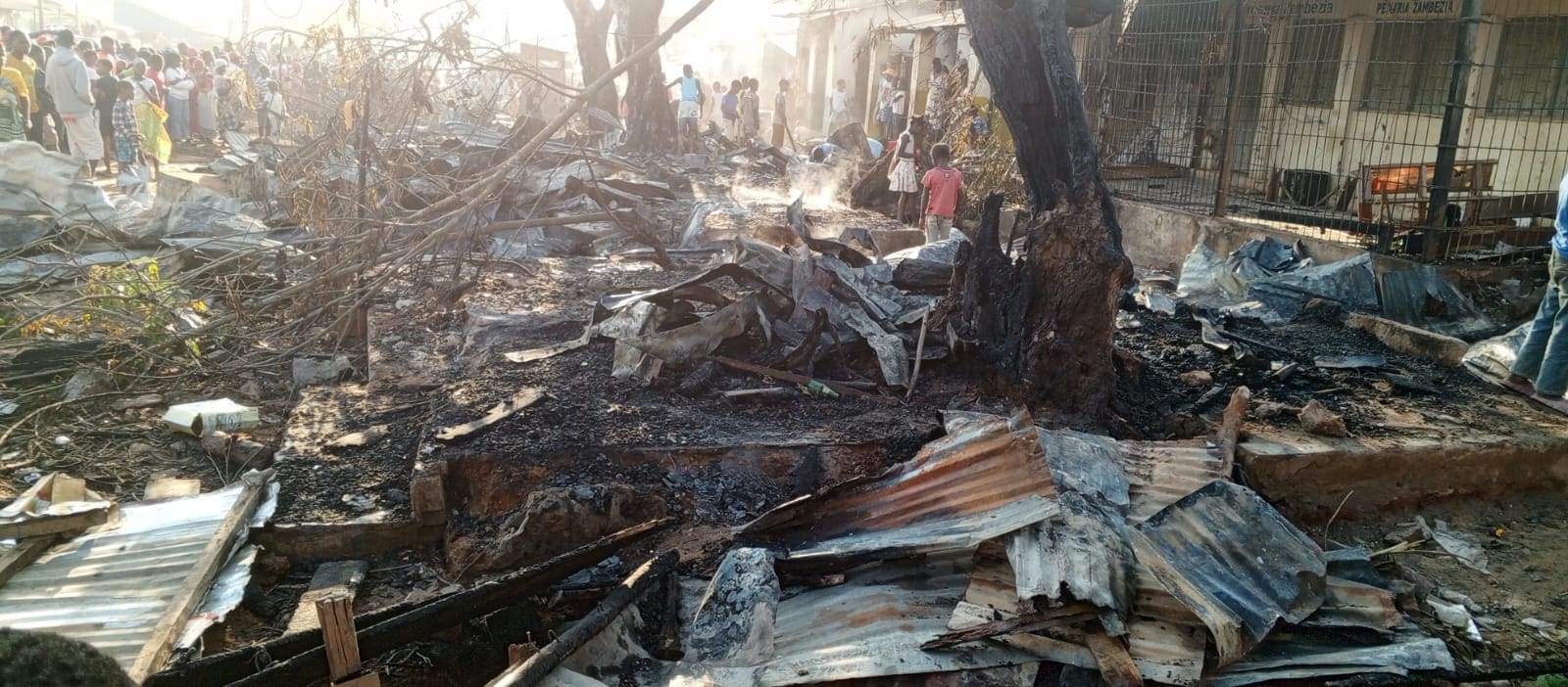 Fogo destrói dezenas de bancas no Mercado Central de Gilé