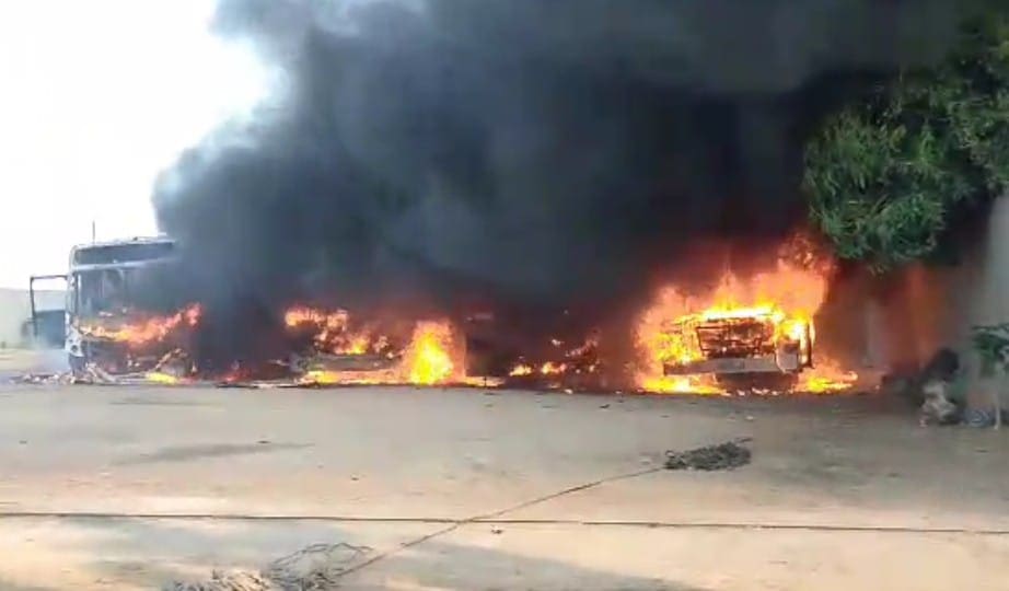 Incêndio no parque de estacionamento destrói frota de Transporte Público na Matola Incêndio no parque de estacionamento destrói frota de Transporte Público na Matola