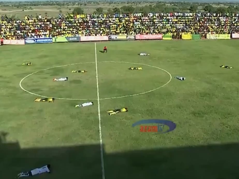 Surpresa inusitada: Abelhas interrompem jogo de futebol na Tanzânia Surpresa inusitada: Abelhas interrompem jogo de futebol na Tanzânia