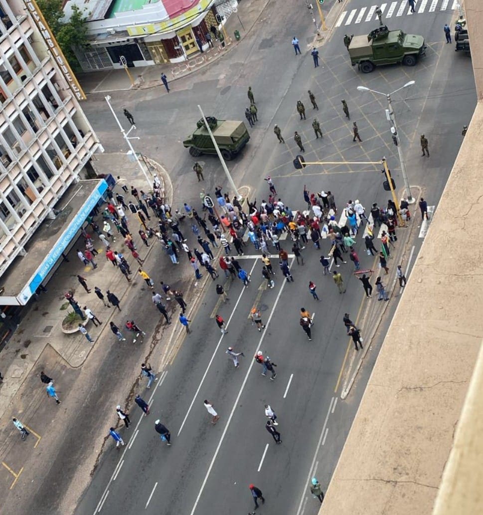 Cinco mortes e vários feridos marcam nova vaga de manifestações no País