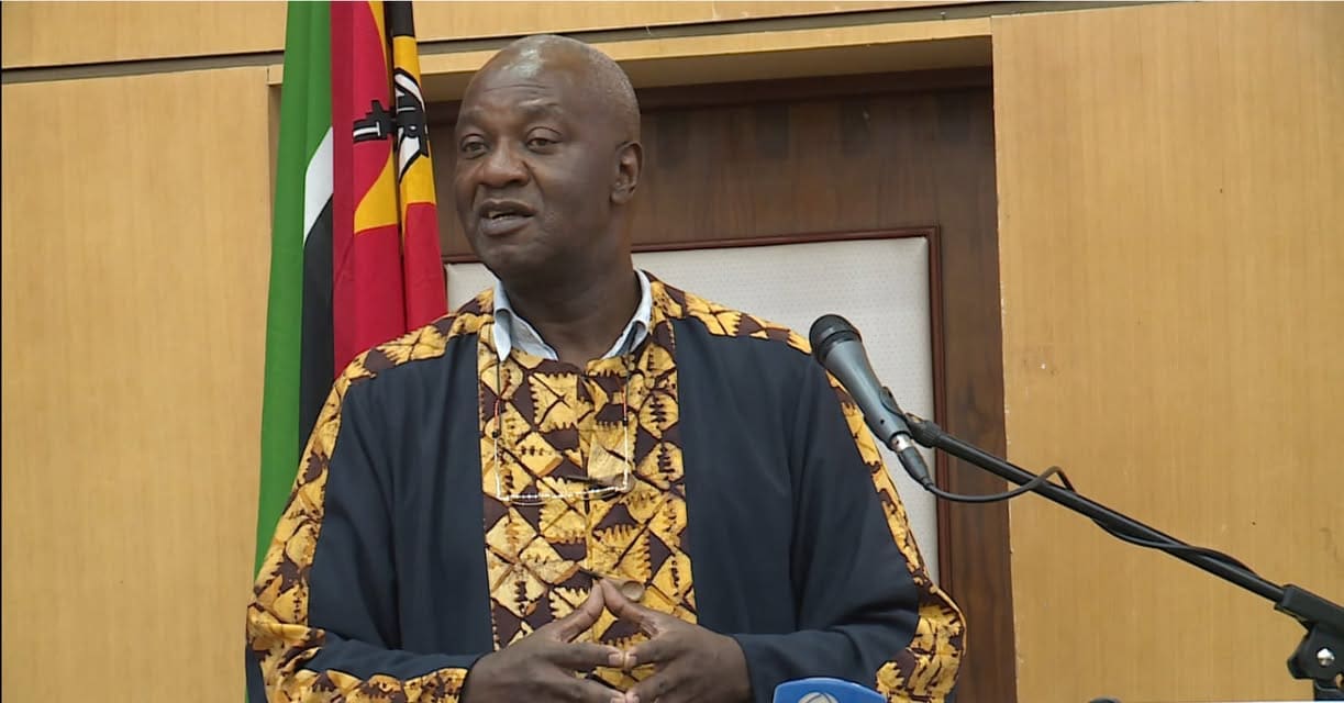 Severino Ngoenha considera que busca por culpados poderá prolongar a crise política em Moçambique Severino Ngoenha considera que busca por culpados poderá prolongar a crise política em Moçambique