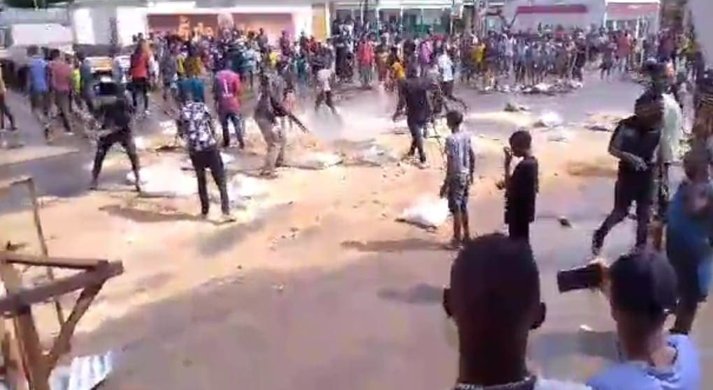 CAOS EM INHAMBANE: MORTE, SAQUES E VANDALIZAÇÃO DE BENS PÚBLICOS E PRIVADOS CAOS EM INHAMBANE: MORTE, SAQUES E VANDALIZAÇÃO DE BENS PÚBLICOS E PRIVADOS