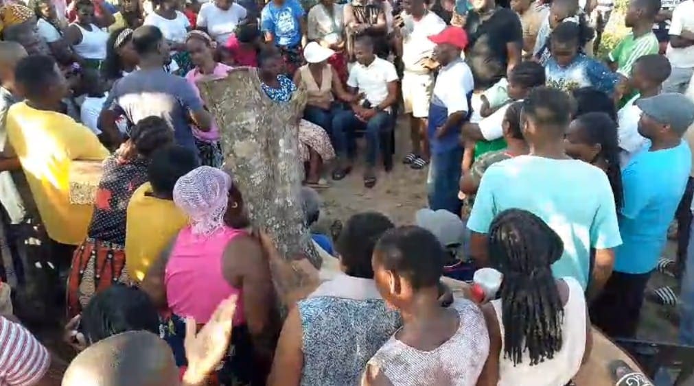 Moradores de Muhalaze marcham e expulsam suposta feiticeira acusada de causar impotência aos homens