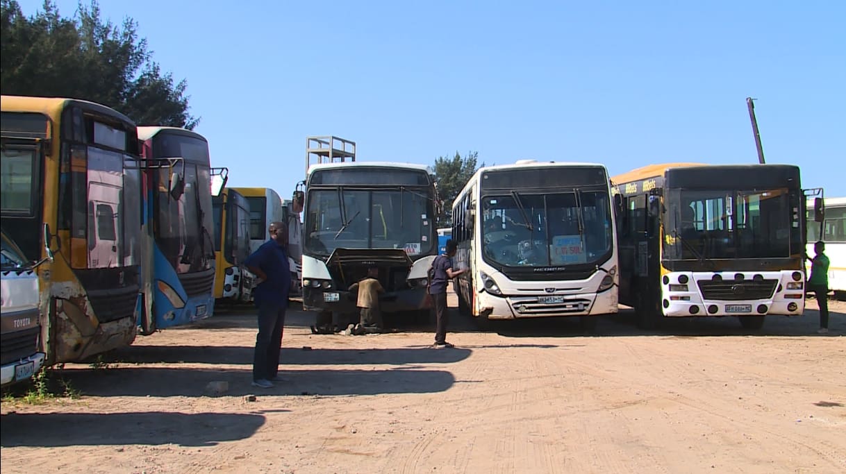 “Chapeiros” de Kamavota e Kamubukwana insistem na paralisação das actividades e “cemitério” de autocarros agrava crise de transportes em Maputo “Chapeiros” de Kamavota e Kamubukwana insistem na paralisação das actividades e “cemitério” de autocarros agrava crise de transportes em Maputo