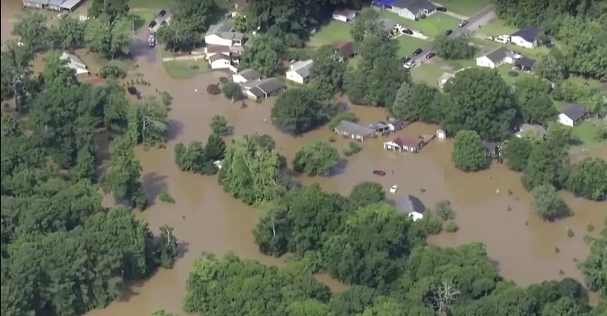 CHUVAS FORTES PROVOCAM INUNDAÇÕES NA CAROLINA DO NORTE CHUVAS FORTES PROVOCAM INUNDAÇÕES NA CAROLINA DO NORTE
