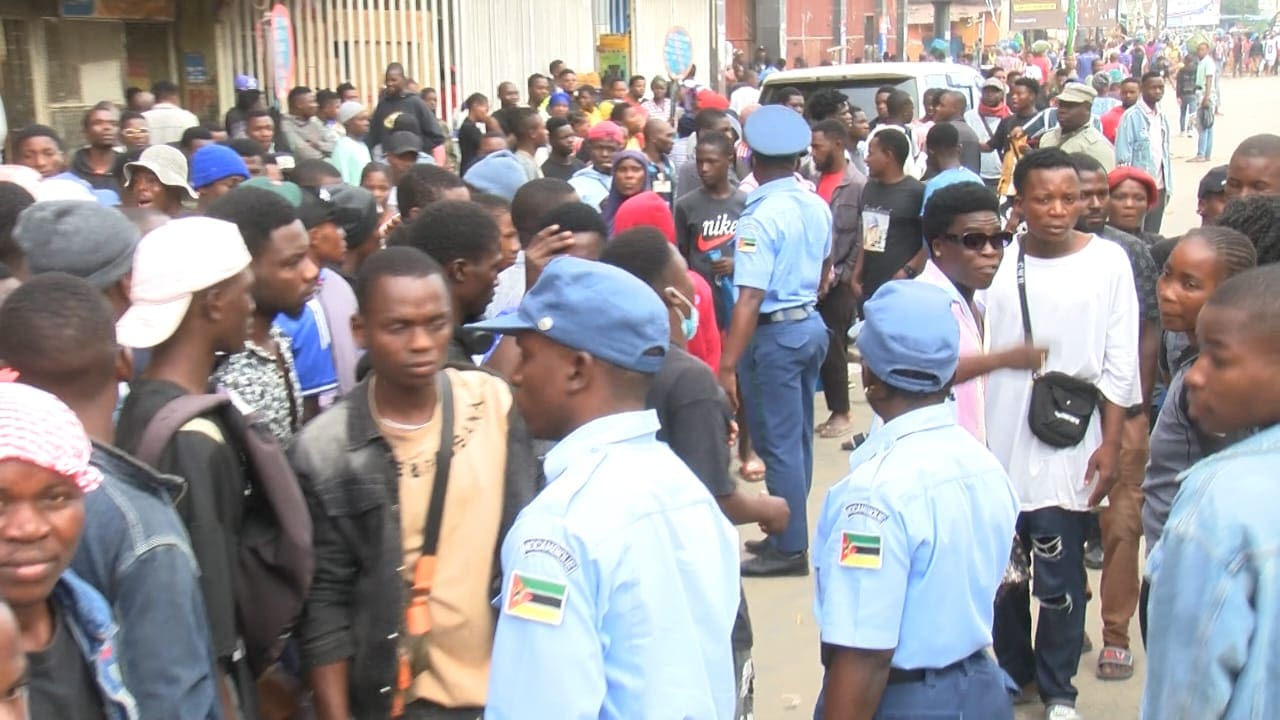 Continua o conflito entre os vendedores e a Polícia Municipal no Mercado Maquinino Continua o conflito entre os vendedores e a Polícia Municipal no Mercado Maquinino