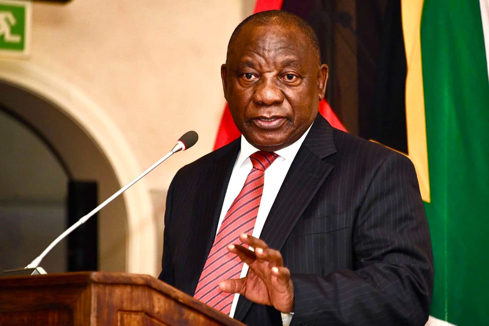 RAMAPHOSA SUSPENDE MINISTRO DA POLÍCIA EM MEIO A ALEGAÇÕES DE CORRUPÇÃO