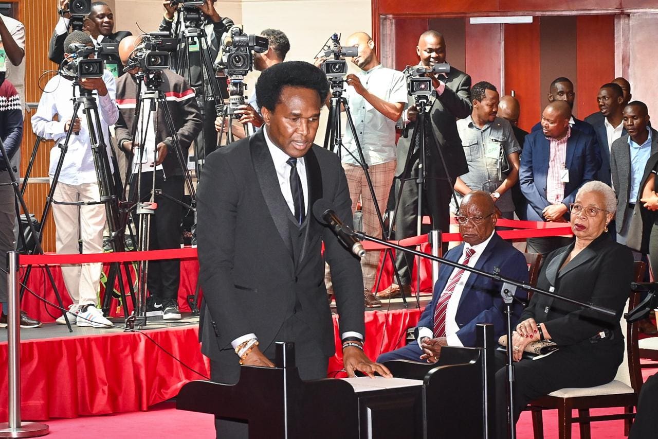 Dércio Alfazema diz que tomada de posse de Venâncio Mondlane é questionável e que este está a contradizer-se Dércio Alfazema diz que tomada de posse de Venâncio Mondlane é questionável e que este está a contradizer-se