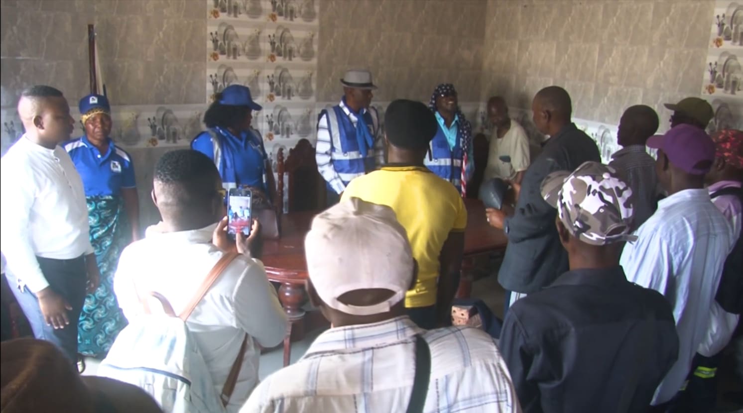 Desmobilizados da RENAMO invadem delegação provincial de inhambane e elegem nova comissão de gestão Desmobilizados da RENAMO invadem delegação provincial de inhambane e elegem nova comissão de gestão
