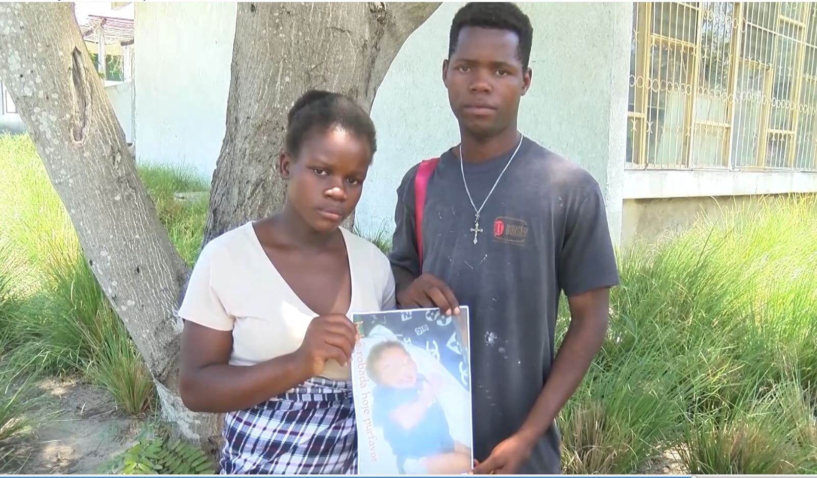 Mulher engana adolescente de 16 anos com promessa de emprego e rouba-lhe o bebé Mulher engana adolescente de 16 anos com promessa de emprego e rouba-lhe o bebé