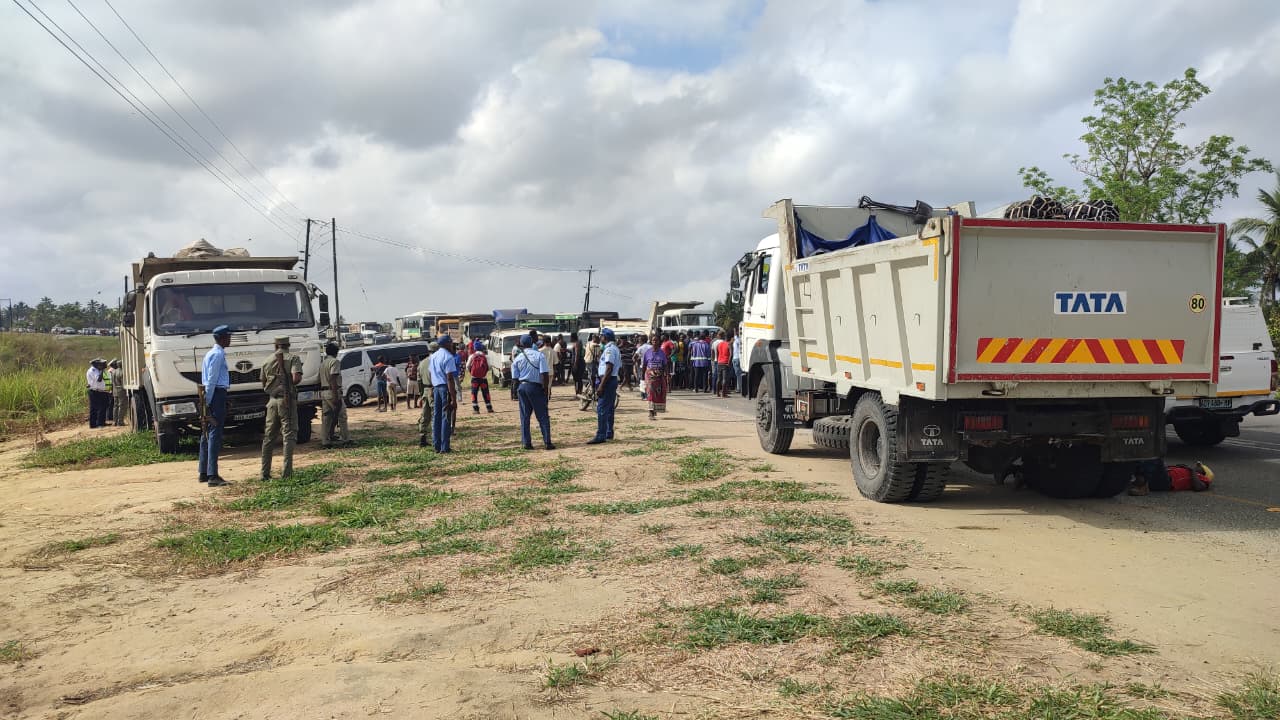 Transportadores bloqueiam saída de Quelimane em protesto contra fiscalização policial Transportadores bloqueiam saída de Quelimane em protesto contra fiscalização policial