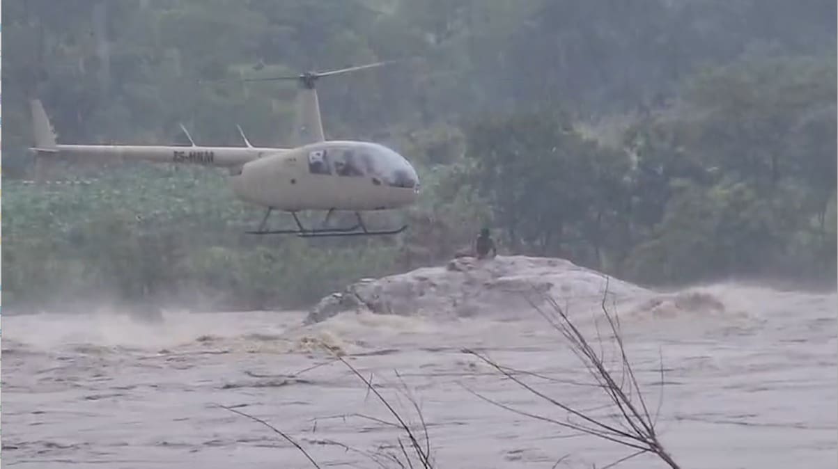 Casal tenta atravessar rio Vunduzi e fica retido durante 23 horas Casal tenta atravessar rio Vunduzi e fica retido durante 23 horas