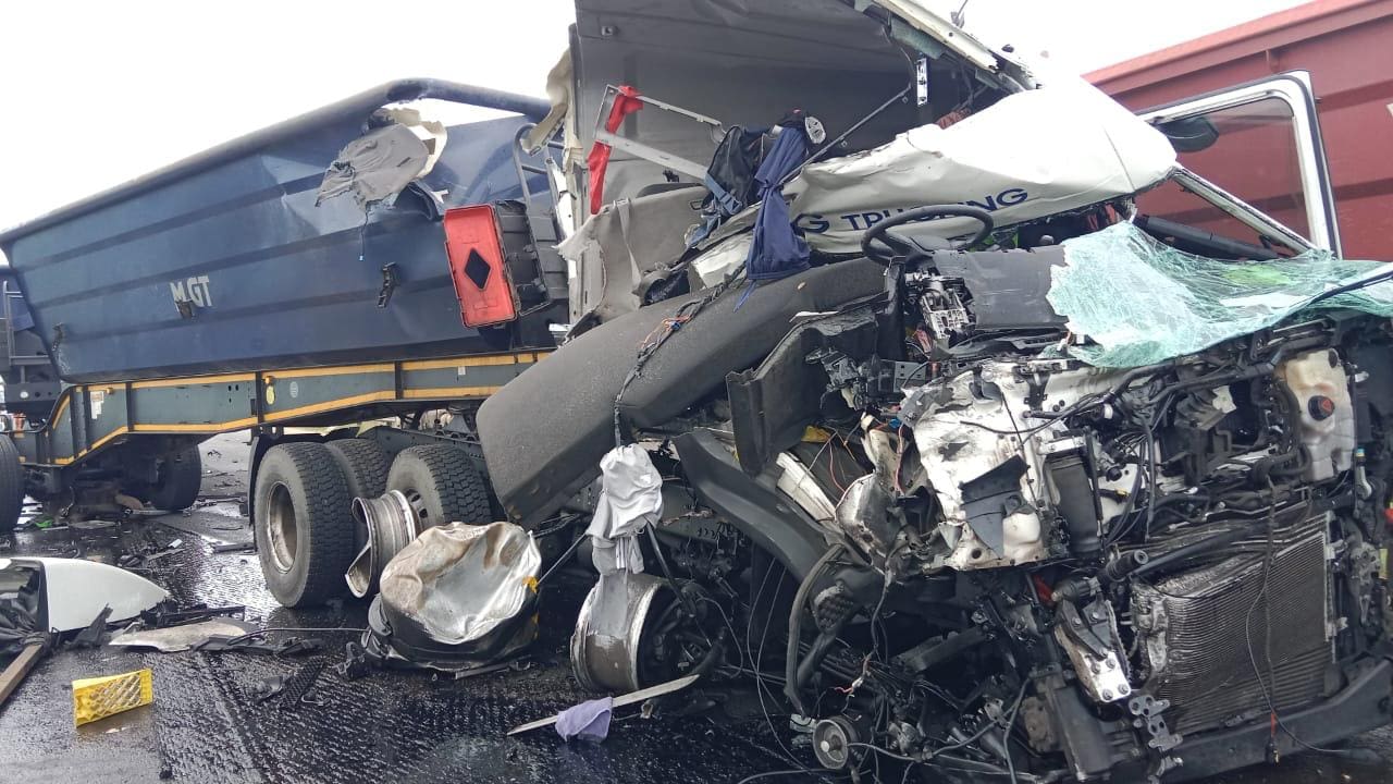 EMBATE ENTRE DOIS CAMIÕES MATA CONDUTOR NA EN4, EM MOAMBA