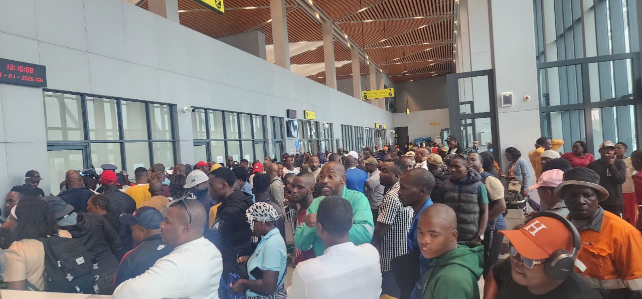 CAOS E DENÚNCIAS DE CORRUPÇÃO NO AEROPORTO DE CHONGOENE RETÊM DEZENAS DE PASSAGEIROS CAOS E DENÚNCIAS DE CORRUPÇÃO NO AEROPORTO DE CHONGOENE RETÊM DEZENAS DE PASSAGEIROS