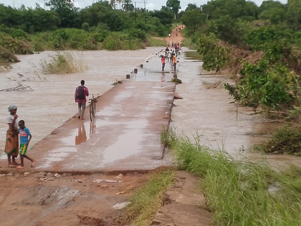 MAU TEMPO CONDICIONA CIRCULAÇÃO RODOVIÁRIA NA ZAMBÉZIA MAU TEMPO CONDICIONA CIRCULAÇÃO RODOVIÁRIA NA ZAMBÉZIA
